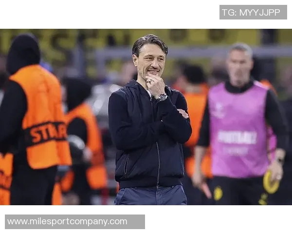 多特球员与教练对漏判点球提出质疑主裁回应拉扯轻微且无效 多特球员与教练对漏判点球提出质疑主裁回应拉扯轻微且无效