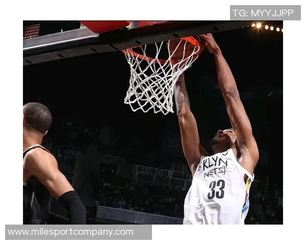 克拉克斯顿半场表现出色11投6中贡献13分7篮板2助攻1抢断